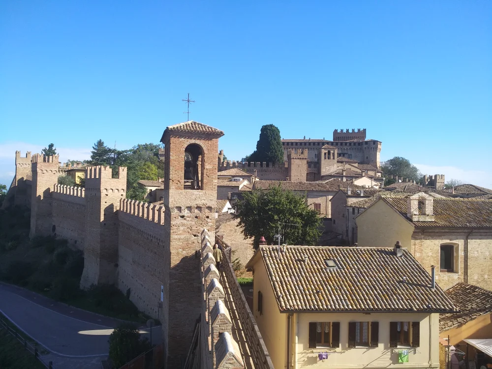 Chemin de ronde crénelé de Gradara avec vue sur la campagne du Montefeltro