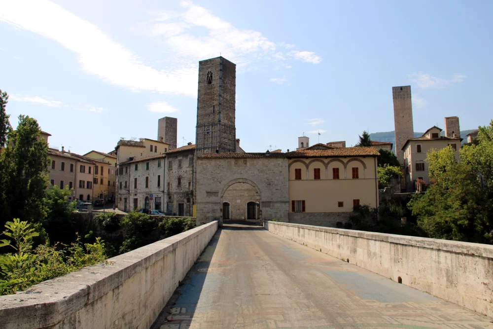 Torre degli Ercolani dans le quartier médiéval d'Ascoli Piceno