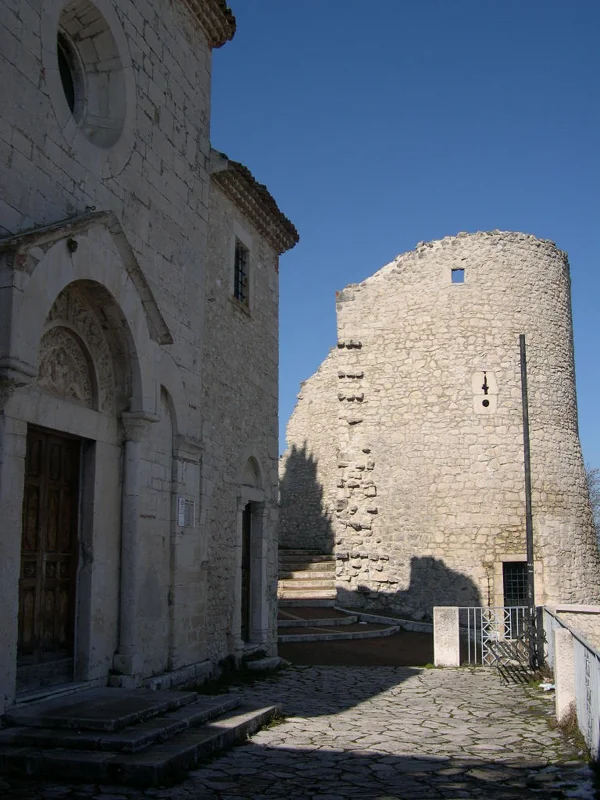 Portail sculpté de l'église romane San Bartolomeo à Campobasso