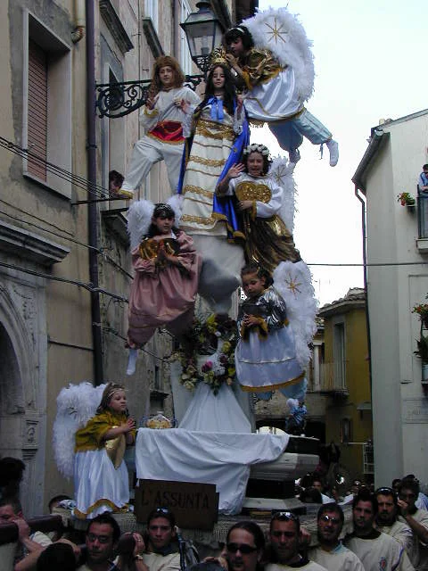 Ingegni de la procession des Mystères portés dans les rues de Campobasso
