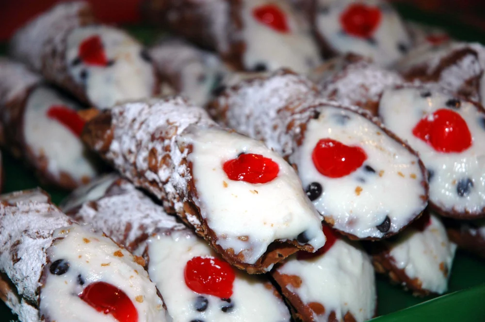 Cannoli siciliens frais garnis de ricotta et d'éclats de pistache