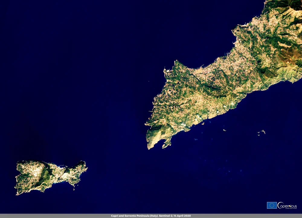 Vue satellite de la péninsule de Sorrente séparant le Golfe de Naples et le Golfe de Salerne