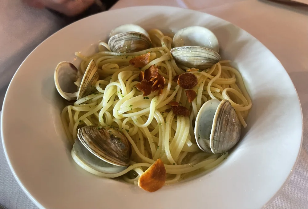 Spaghetti alle vongole servis dans un restaurant napolitain