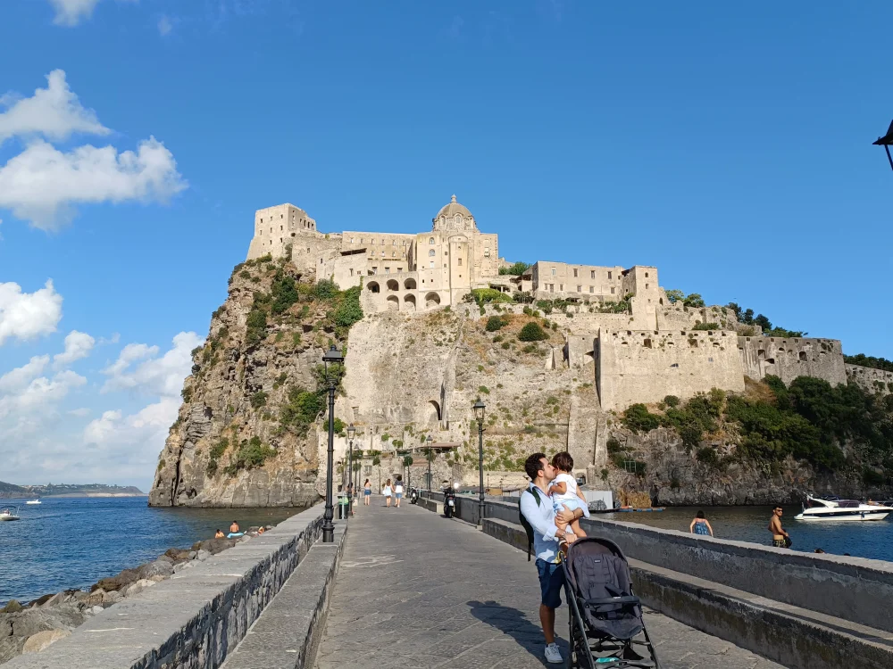Pont de pierre reliant l'île principale d'Ischia au Castello Aragonese