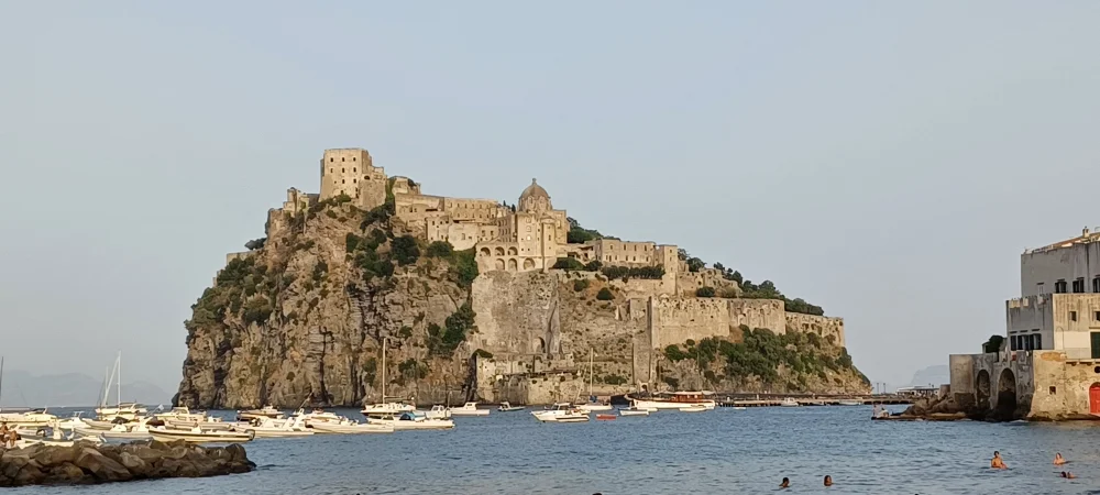 Château Aragonais relié à Ischia Ponte par sa jetée de pierre, île d'Ischia