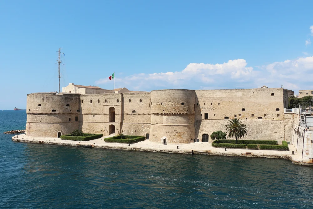 Château aragonais de Tarente encadrant le canal entre la mer Grande et la mer Piccolo