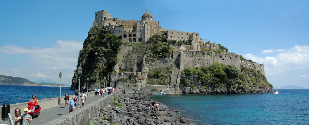 Bus 177, taxi ou marche : trois arrivées vérifiées vers Ischia Ponte