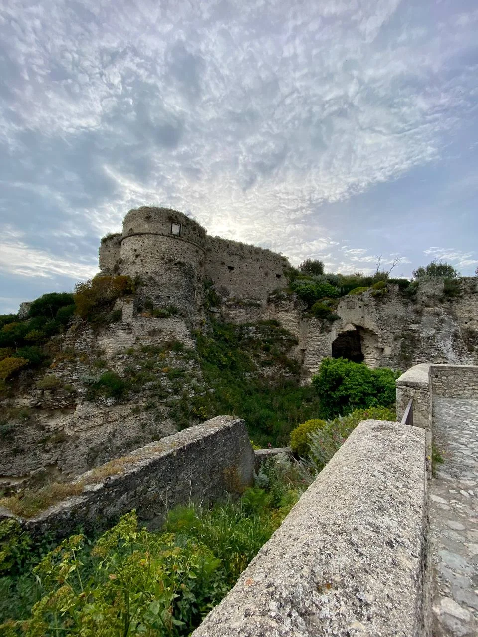 Ruines du château normand de Gerace surplombant la vallée et la mer Ionienne, Calabre