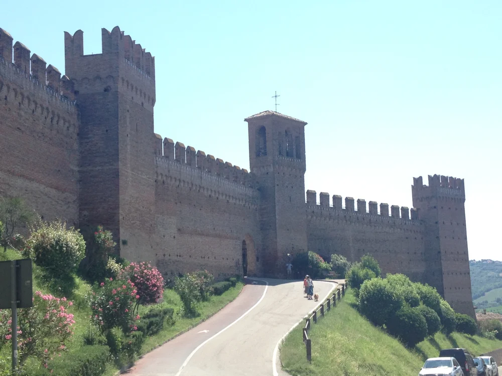 Murailles orientales du château de Gradara vues de l'extérieur