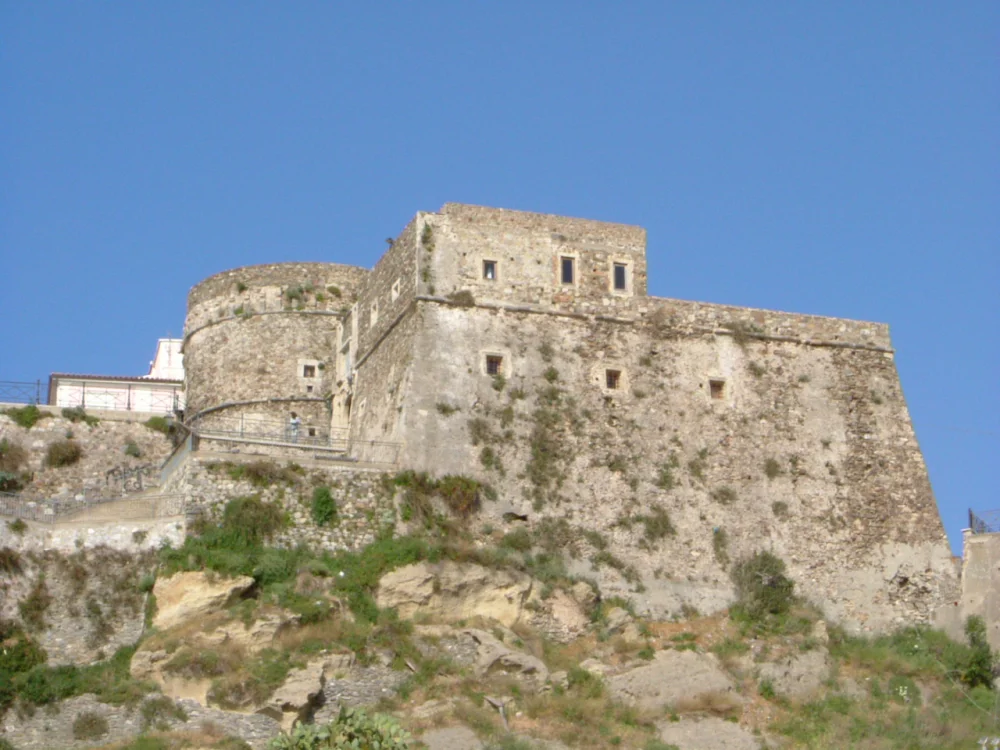 Castello Murat surplombant le port de Pizzo Calabro, Calabre