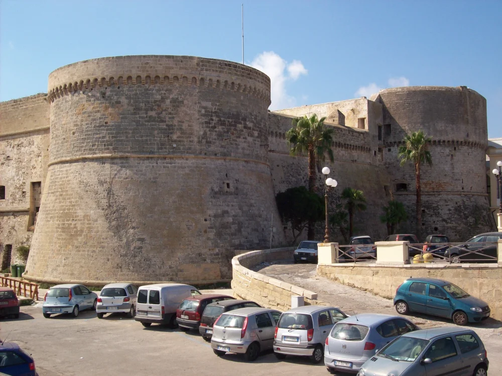 Castello Angioino de Gallipoli, forteresse du XIIIe siècle baignée par la mer