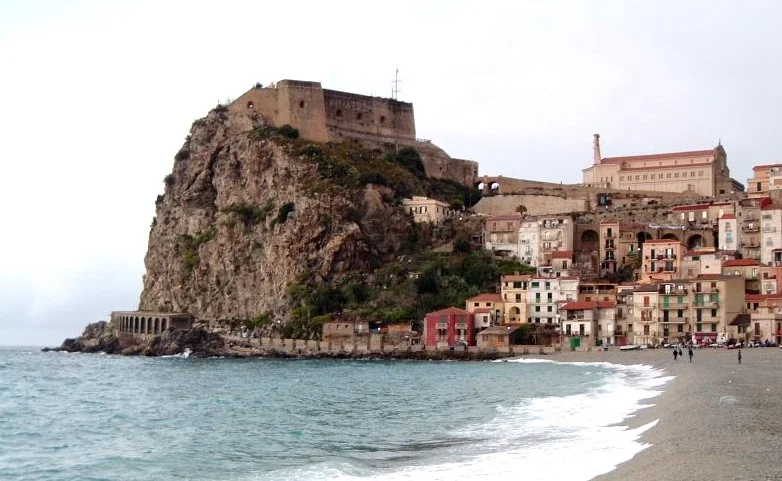 Castello Ruffo dominant la mer entre Marina Grande et Chianalea, Scilla