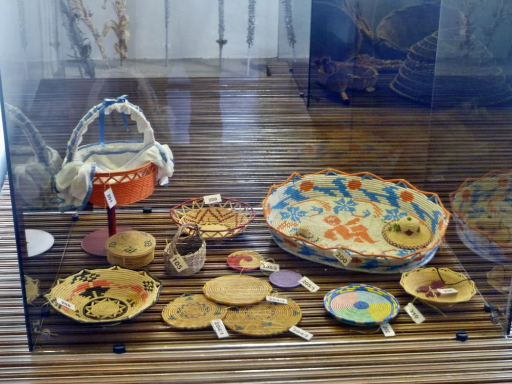 Corbula tressée à Castelsardo, panier conique en palmier nain et jonc