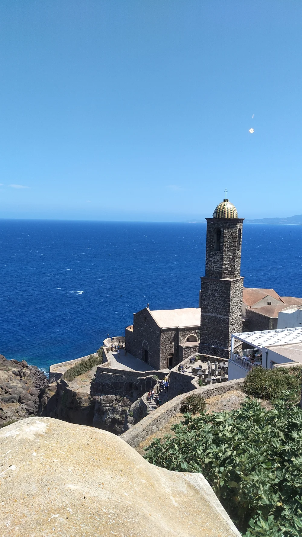 Campanile de la cathédrale Sant'Antonio Abate avec dôme en majoliques colorées, Castelsardo