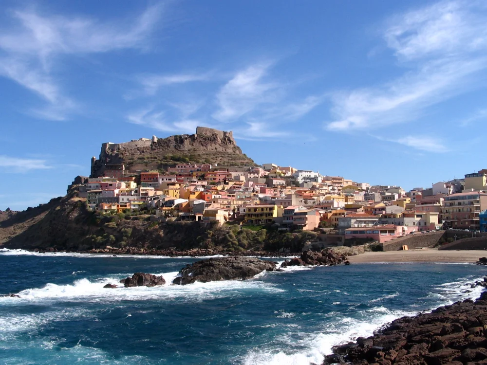 Remparts et murs de pierre trachyte du Castello dei Doria à Castelsardo, Sardaigne