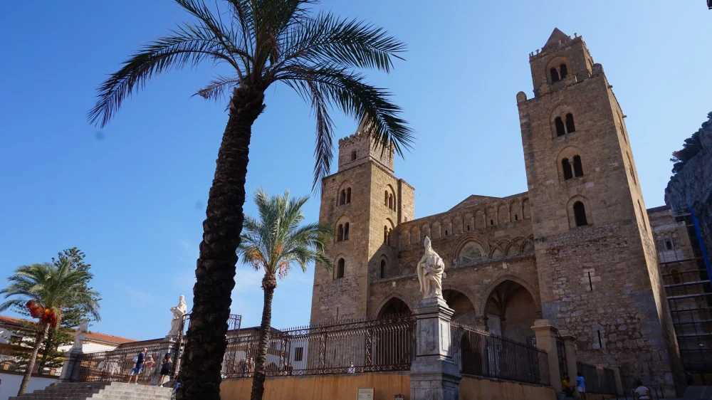 Façade de la cathédrale normande de Cefalù avec ses deux tours à mâchicoulis, Sicile, illustrant l'article sur Visiter Cefalù