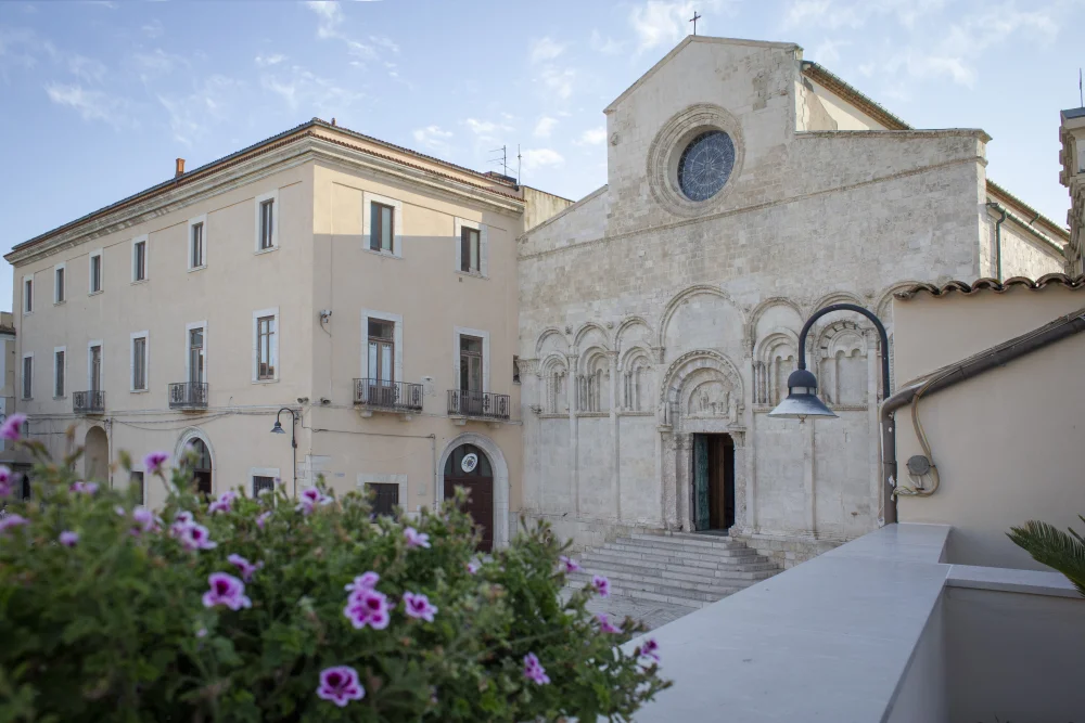 Façade romane en calcaire blanc de la Cattedrale di Termoli, Molise