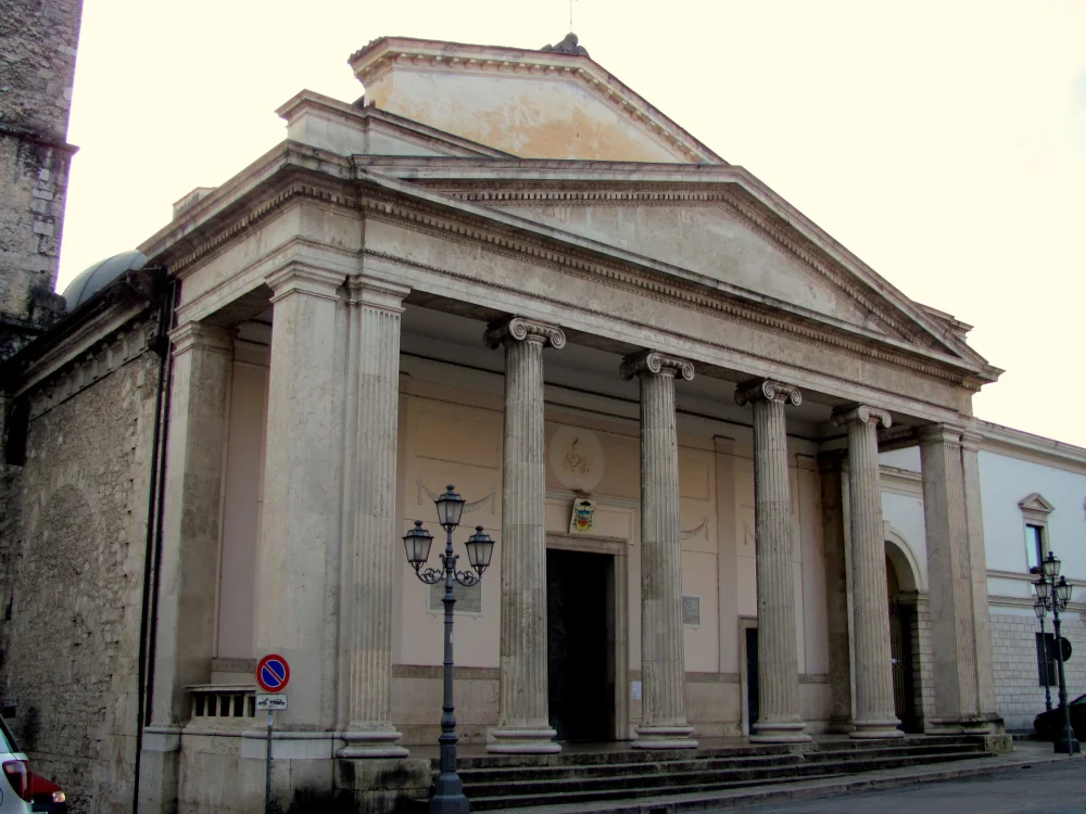 Cathédrale Saint-Pierre-Apôtre d'Isernia, façade néoclassique posée sur le podium d'un temple romain
