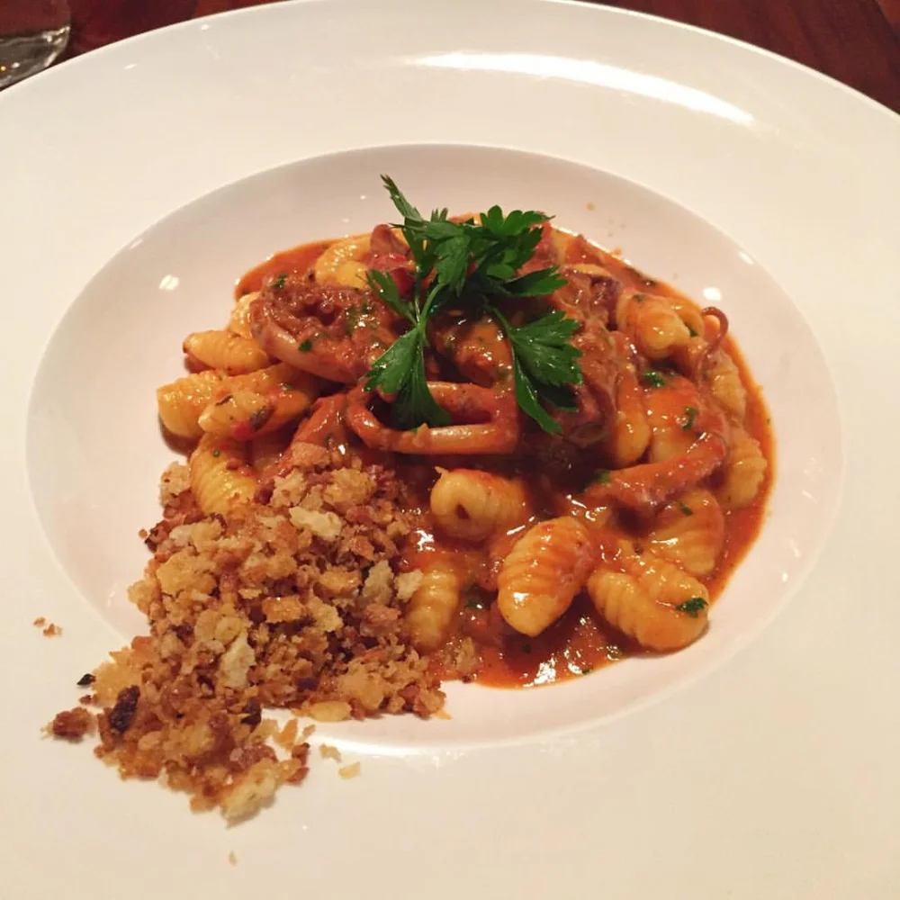 Cavatelli faits main nappés d'un ragoût de porc et de fromage râpé, spécialité du Molise