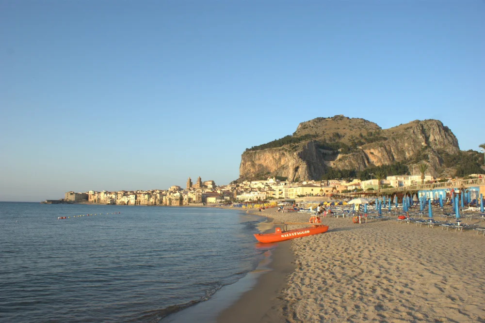 Plage et rocher de Cefalù vus depuis la mer, Sicile