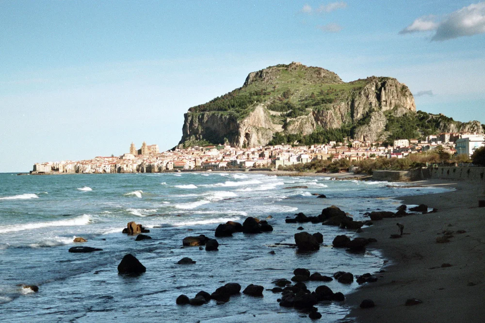 Vue sur la Rocca di Cefalù et les toits de la vieille ville depuis le sentier de randonnée, Sicile