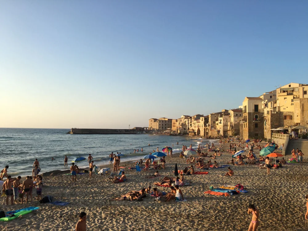 Plage et front de mer du Lungomare de Cefalù, Sicile