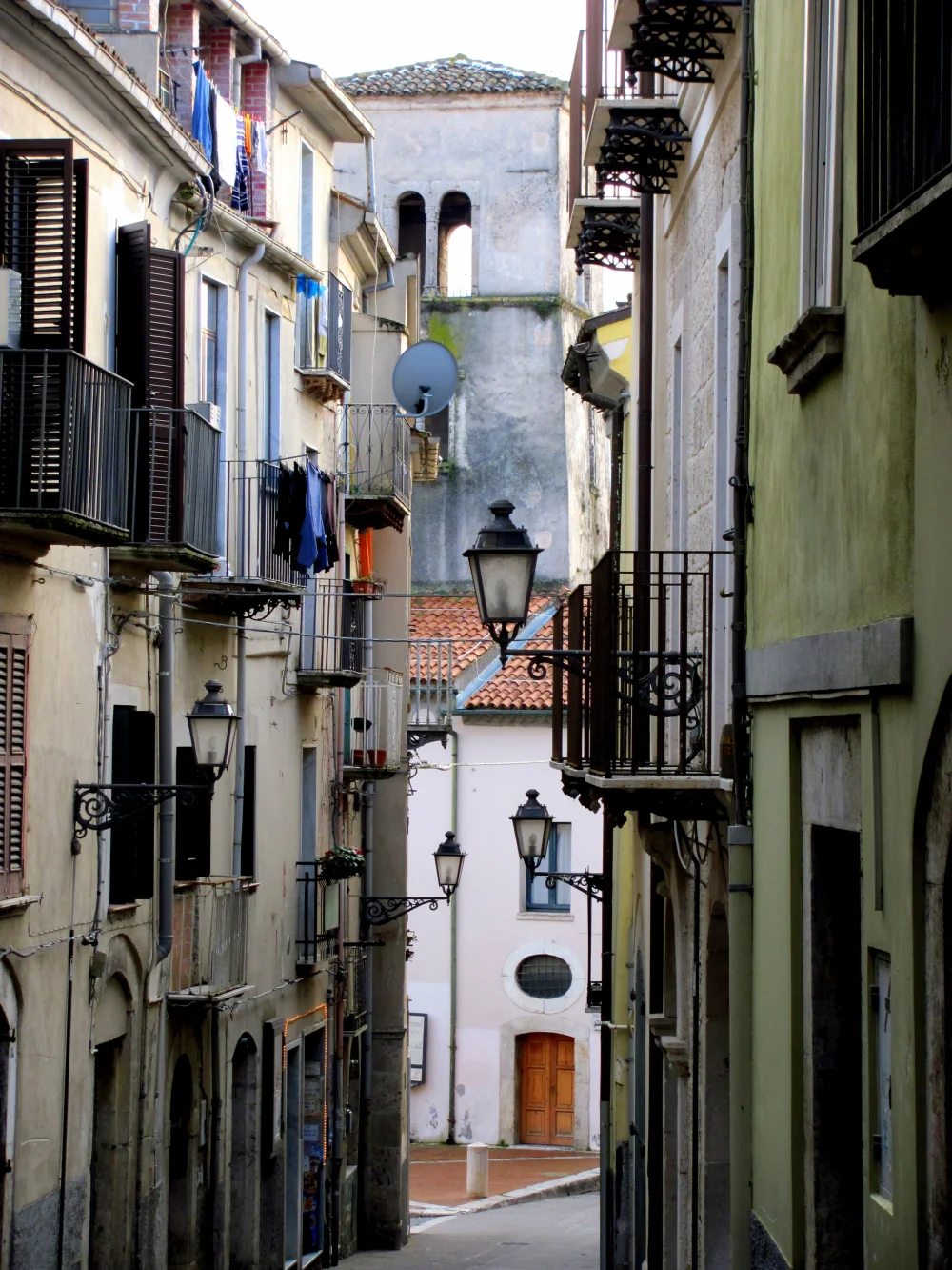 Ruelle pavée du centre historique d'Isernia, ville haute perchée sur son arête rocheuse
