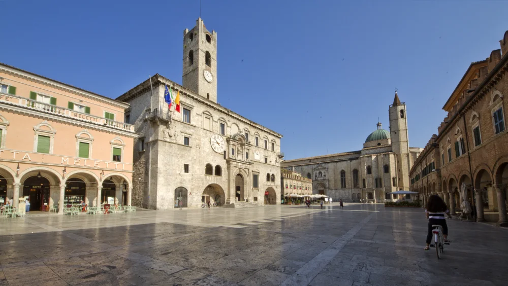 Toits en travertin du centre historique d'Ascoli Piceno vus depuis les hauteurs