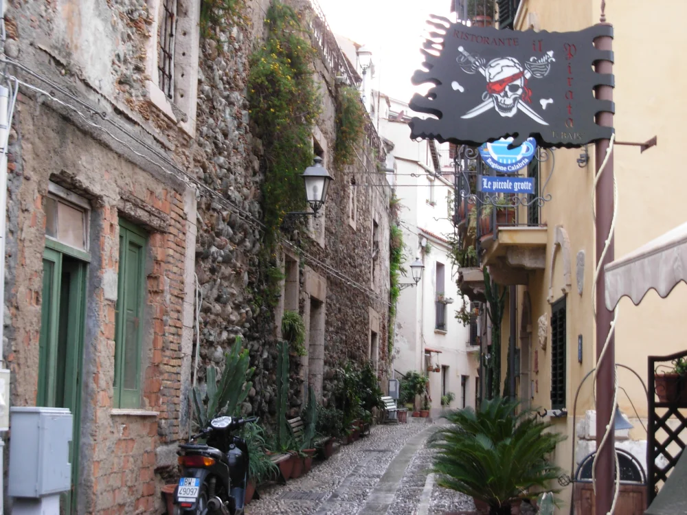 Ruelle étroite entre les maisons de pêcheurs de Chianalea, Scilla, Calabre