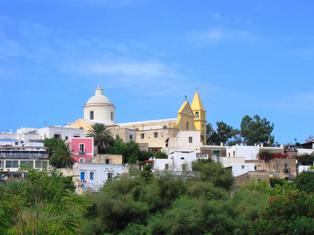 Église de San Vincenzo sur la place principale du village de Stromboli, îles Éoliennes