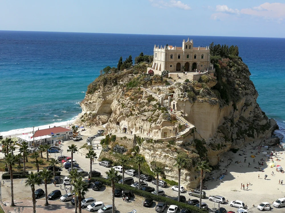Sanctuaire Santa Maria dell'Isola posé sur son rocher entouré d'eau, Tropea, Calabre