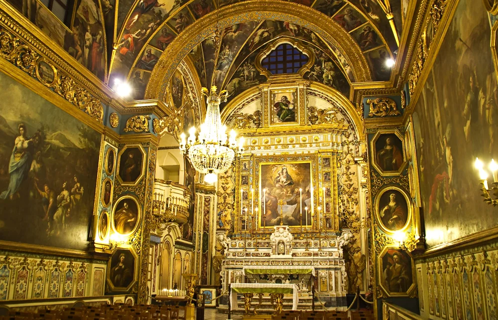 Façade sobre de la Chiesa della Purità face à la plage urbaine de Gallipoli