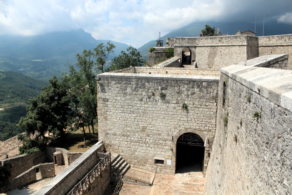 Murailles de travertin de la forteresse de Civitella del Tronto sur la crête rocheuse, Abruzzes