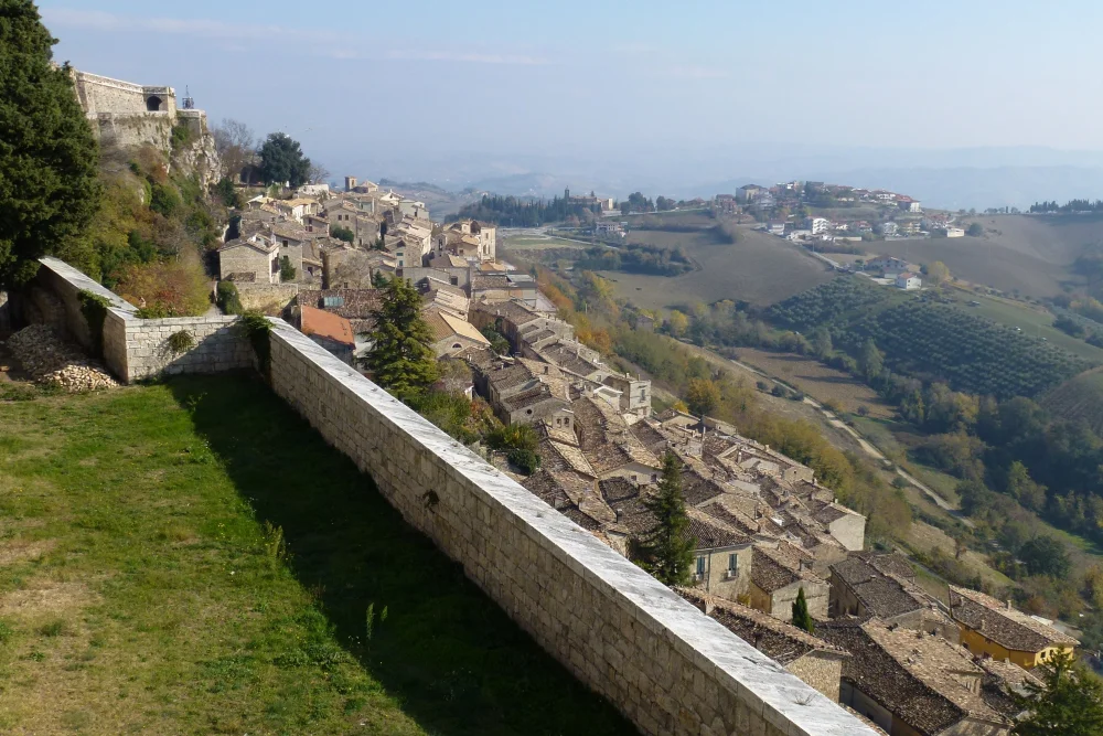 Toits du village de Civitella del Tronto sous la forteresse, Abruzzes
