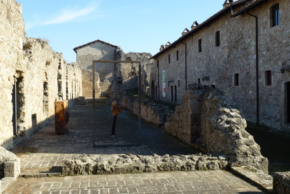 Ruelle étroite du centre historique de Civitella del Tronto, la Ruetta