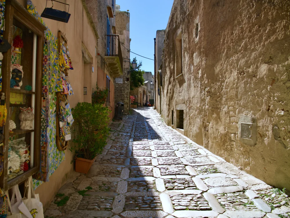 Ruelles pavées du village d'Erice au-dessus de Trapani, Sicile