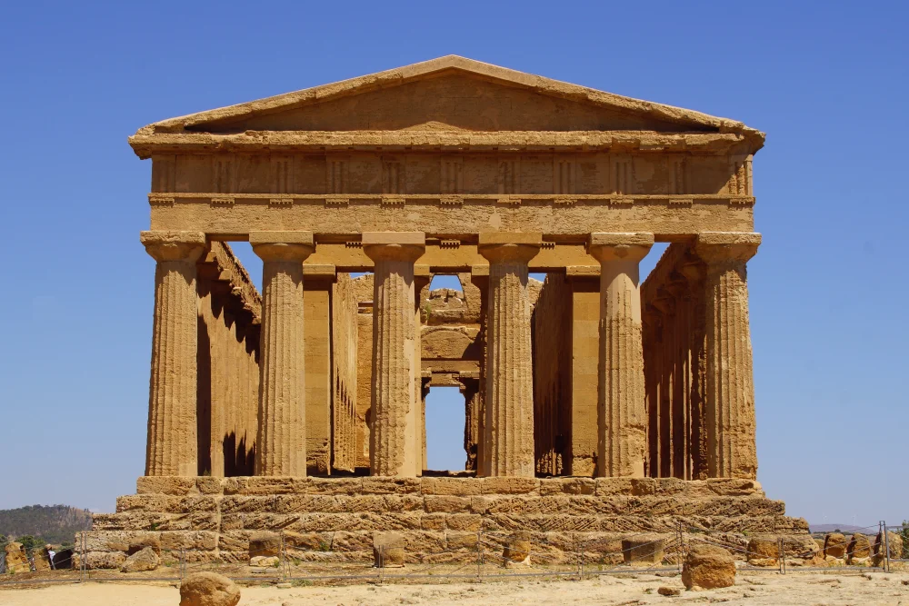 Temple de la Concorde au coucher du soleil, pierre calcaire orangée, Vallée des Temples, Agrigente