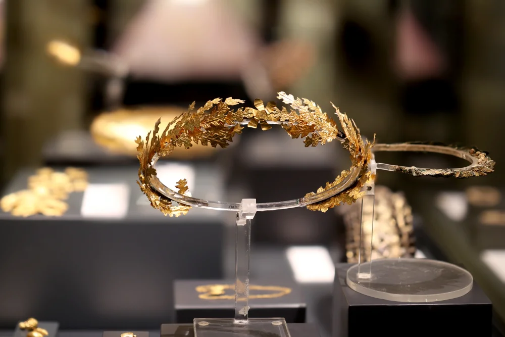 Couronne funéraire en or à feuilles de chêne exposée au musée MArTA de Tarente