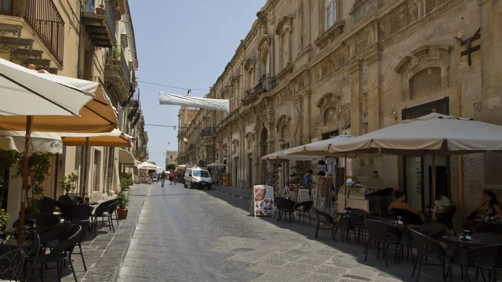 Corso Vittorio Emanuele bordé de palais baroques à Noto, Sicile