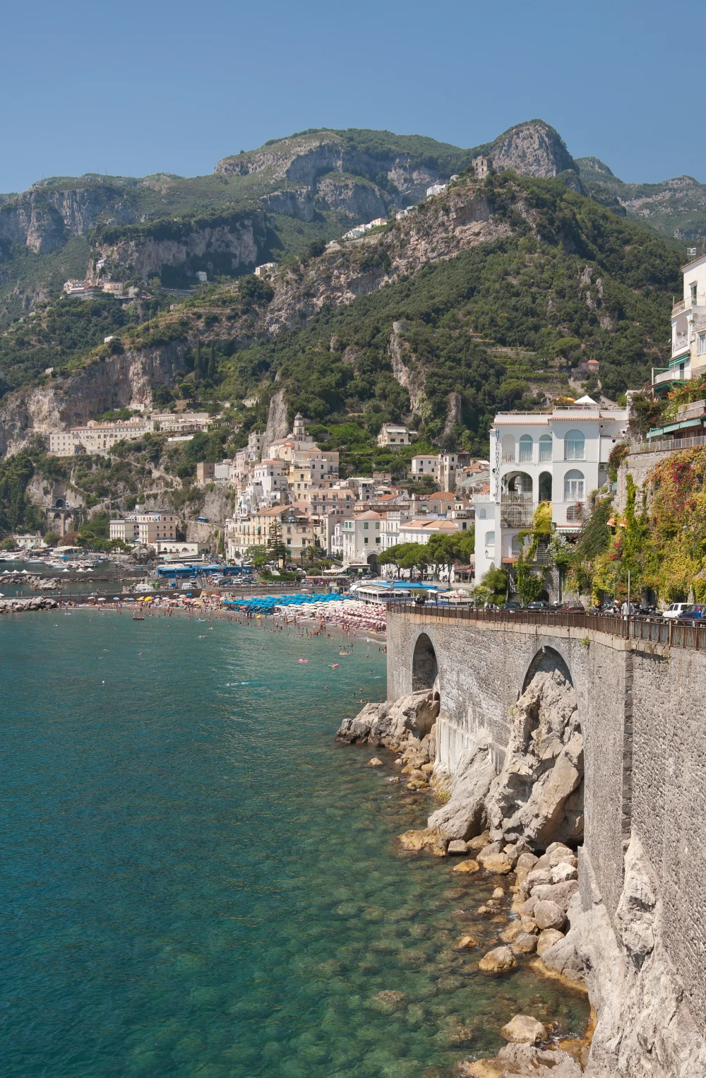 Vue de la ville d'Amalfi encastrée dans la falaise, côte amalfitaine