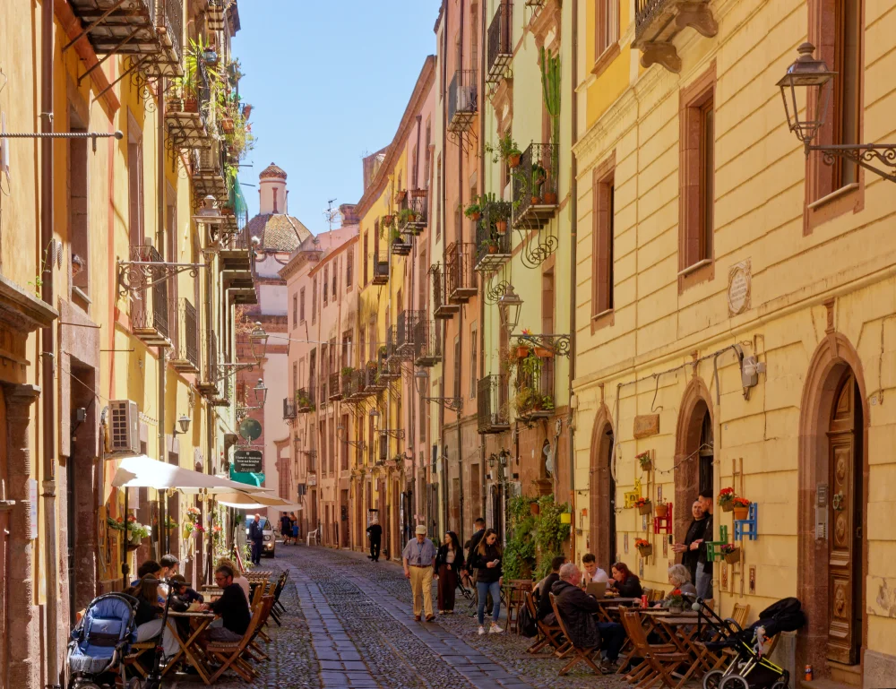 Ruelles colorées du quartier de Sa Costa à Bosa, façades peintes, Sardaigne