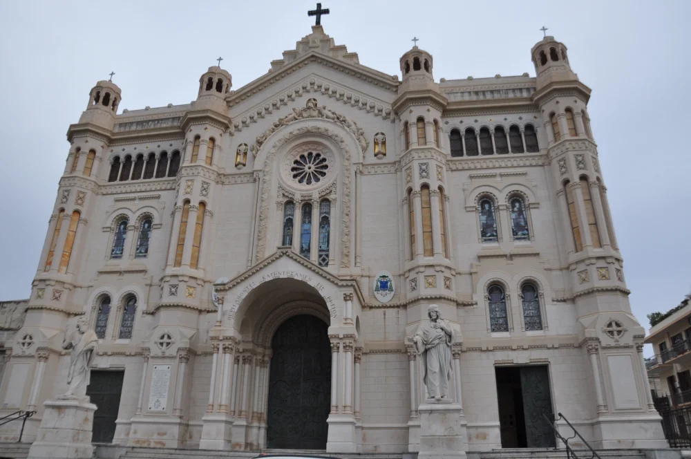 Façade blanche néo-romane du Duomo de Reggio Calabria, Piazza del Duomo