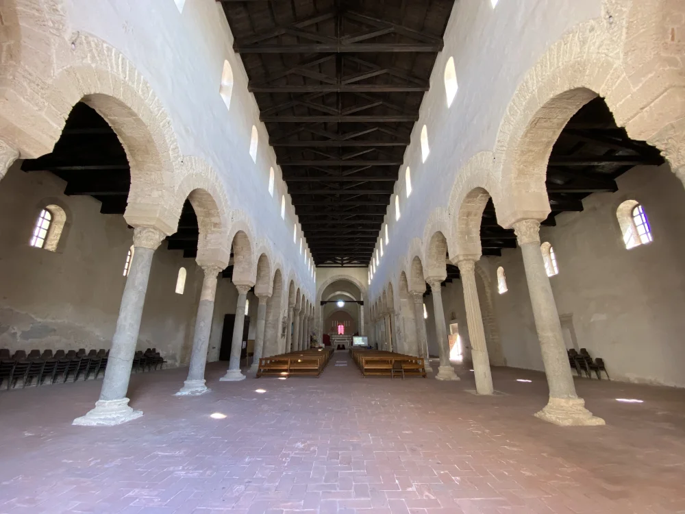 Nef intérieure de la cathédrale normande de Gerace avec ses colonnes antiques, Calabre