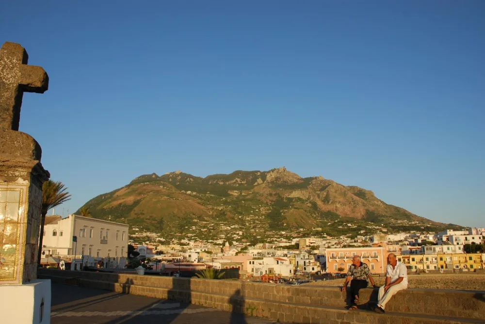 Vue à 360 degrés depuis le sommet du Mont Epomeo sur le golfe de Naples