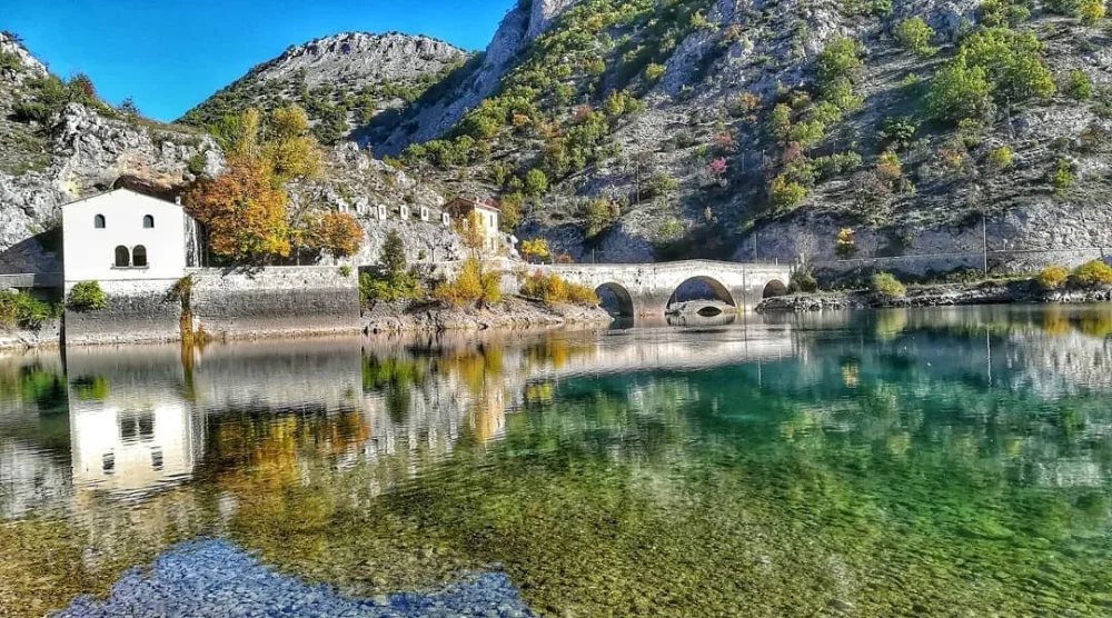 Eremo di San Domenico au bord du lac émeraude de Villalago, Abruzzes
