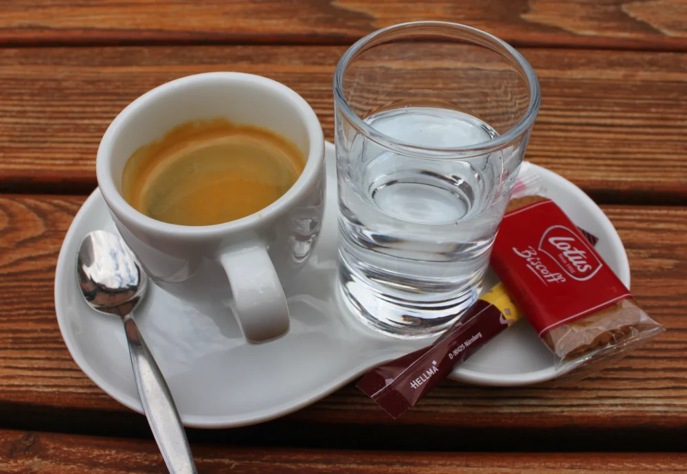 Espresso napolitain servi au comptoir avec un verre d'eau