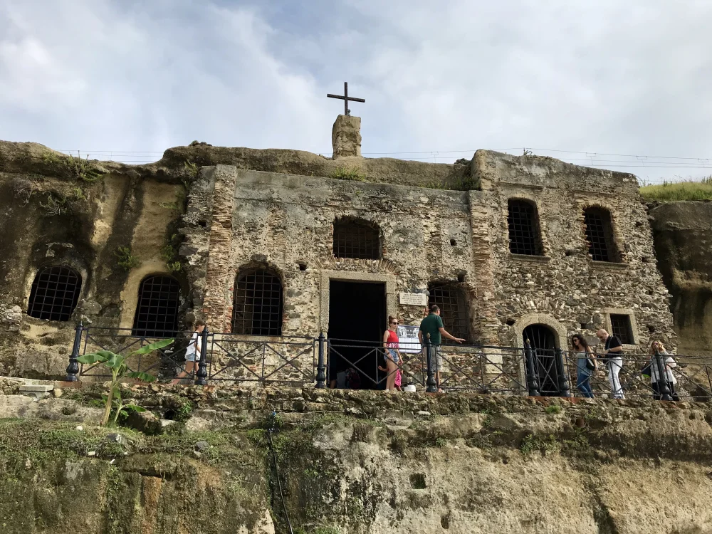 Intérieur de la Chiesetta di Piedigrotta et ses statues sculptées dans le tuf, Pizzo