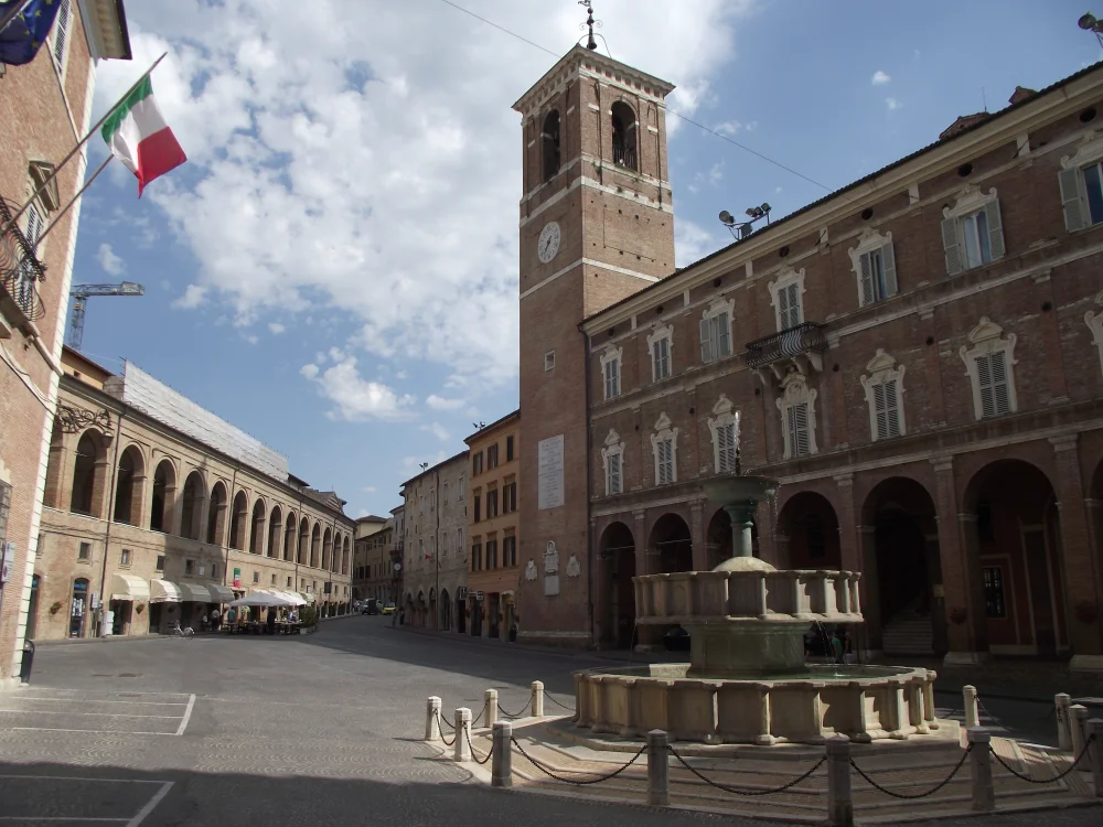 Arcades médiévales de la Piazza del Comune à Fabriano, Marches
