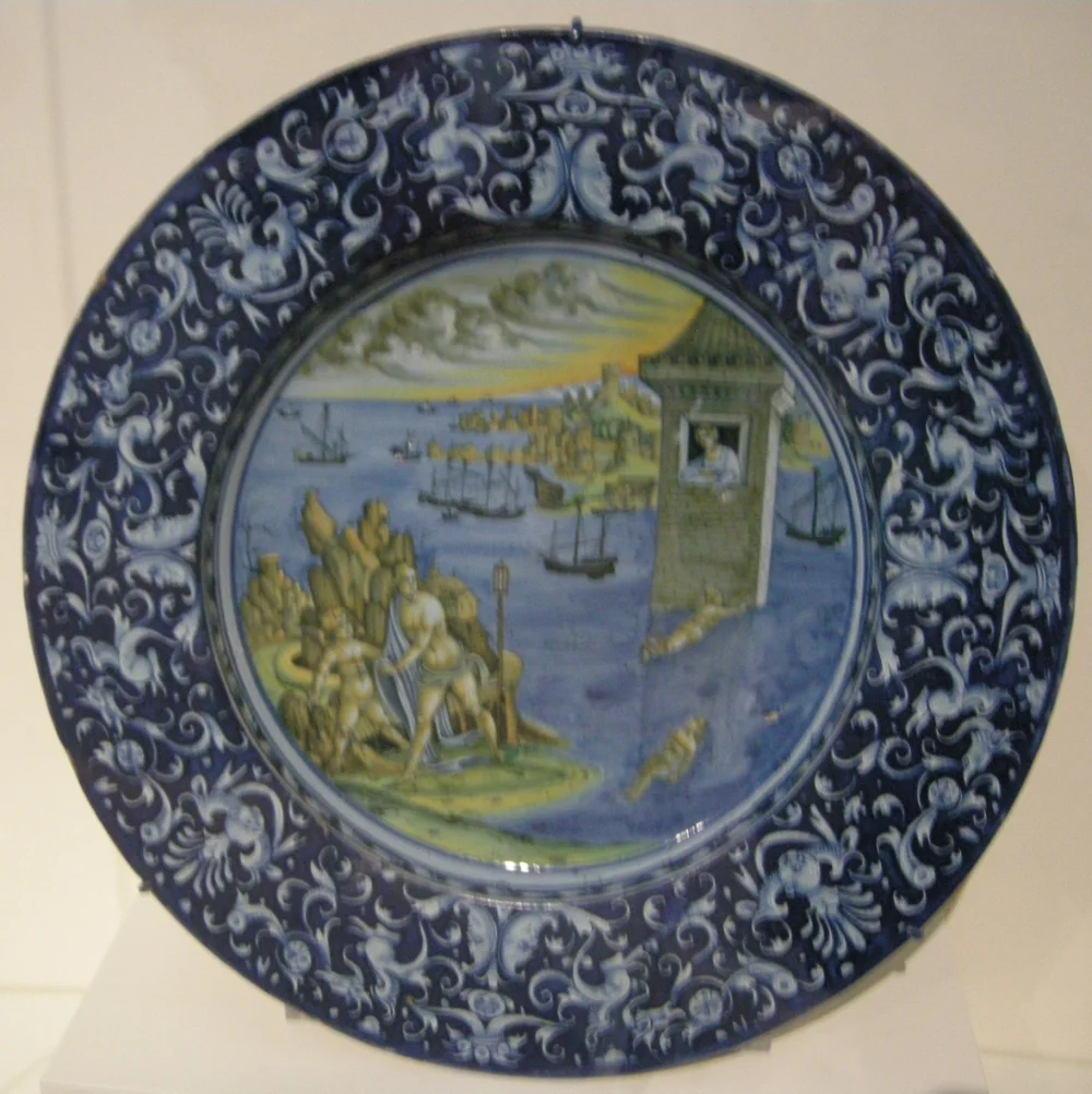 Assiette en maiolica peinte à la main, technique traditionnelle proche de celle pratiquée à Ascoli Piceno
