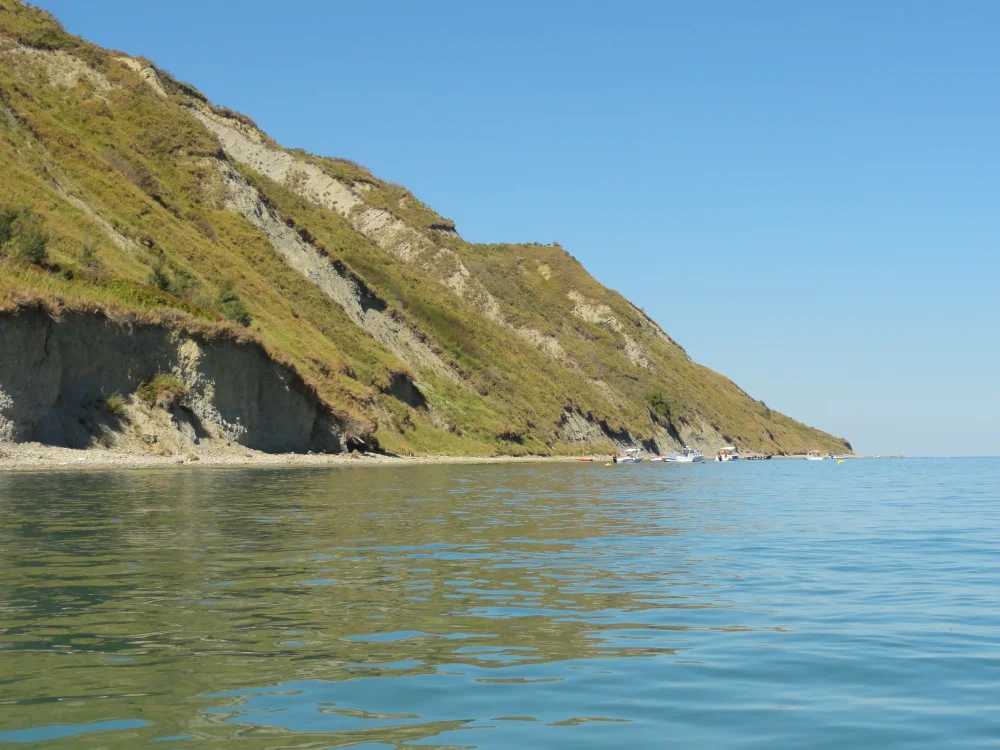 Falaise et village de Fiorenzuola di Focara surplombant la mer Adriatique